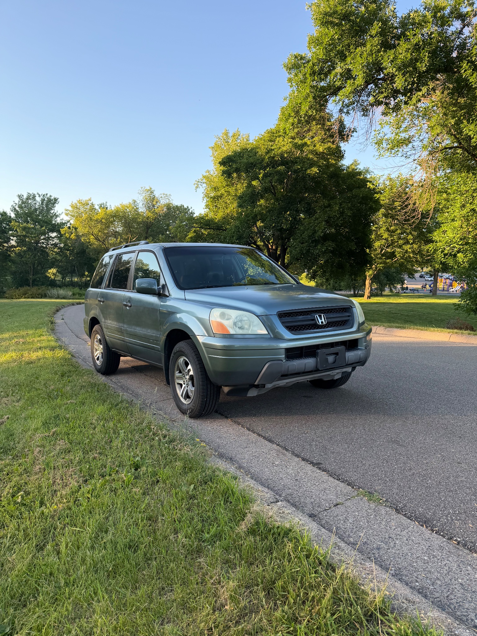 Blue HONDA Pilot